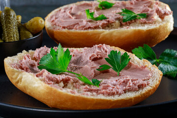 Brötchen belegt mit Leberwurst im Studio fotografiert
