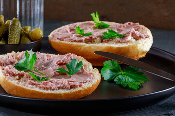 Brötchen belegt mit Leberwurst im Studio fotografiert