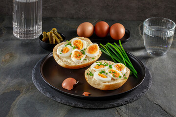 Brötchen belegt mit Ei im Studio fotografiert