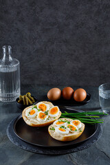 Brötchen belegt mit Ei im Studio fotografiert