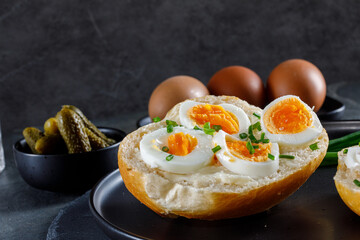 Brötchen belegt mit Ei im Studio fotografiert