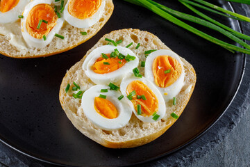 Brötchen belegt mit Ei im Studio fotografiert