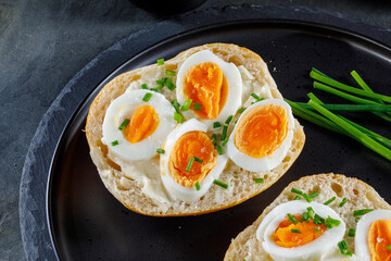 Brötchen belegt mit Ei im Studio fotografiert
