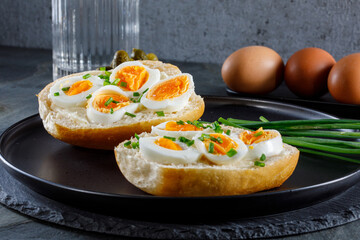 Brötchen belegt mit Ei im Studio fotografiert