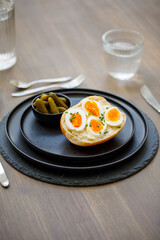 Brötchen belegt mit Ei und Schnittlauch im Studio fotografiert