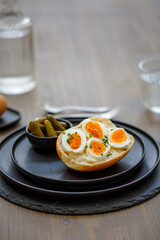 Brötchen belegt mit Ei und Schnittlauch im Studio fotografiert