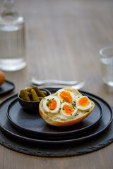 Brötchen belegt mit Ei und Schnittlauch im Studio fotografiert