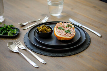 Brötchen belegt mit Leberwurst im Studio fotografiert