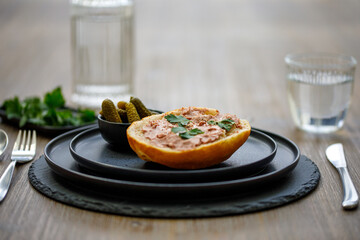 Brötchen belegt mit Leberwurst im Studio fotografiert