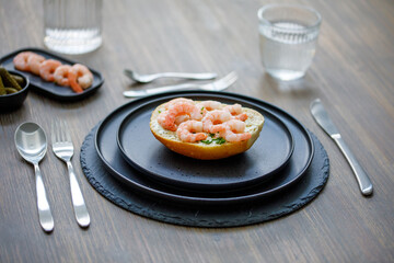 Brötchen belegt mit Crevetten Garnelen im Studio Fotografiert