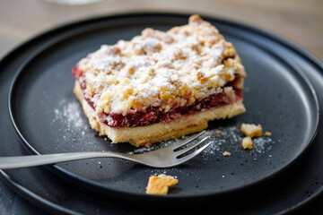 Butter Streuselkuchen mit Kirschfüllung und Puderzucker