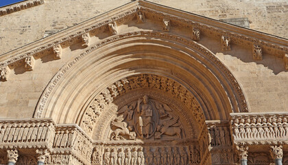 portail d'entrée de la cathédrale ste Trophime