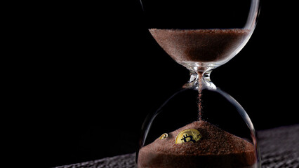 Cryptocurrency coins in the hourglass, investing in cryptocurrencies There is a high risk of losing time and making losses.