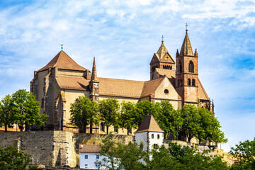 Der Dom in Breisach im Breisgau ist weit zu sehen