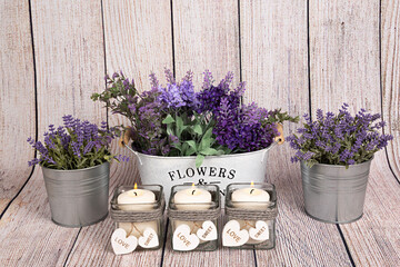 Maceteros con flores de lavanda y velas,