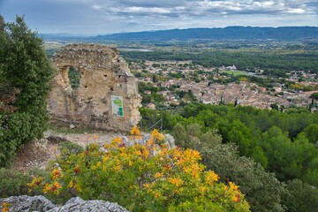 Fototapeta premium Burgruine und Dorf Merindol im Luberon in der Provence