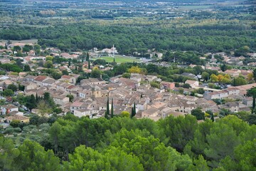 Fototapeta premium Burgruine und Dorf Merindol im Luberon in der Provence