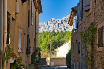 Fototapeta premium Dörfchen Puyloubier in der Montagne de Sainte Victoire in Südfrankreich