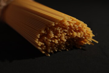 Espaguetis crudos en fondo negro