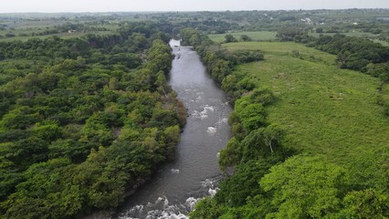 Fototapeta na wymiar Chichicaxtle Veracruz vuelo al paisaje con rio y barrancas 
