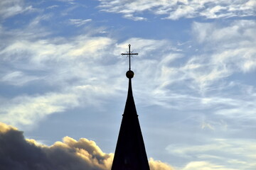 Düstere Wolken hinter einem Kirchturm