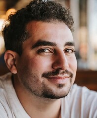 Obraz premium Chubby man smiling face closeup, sitting at restaurant