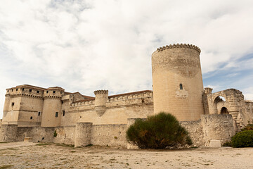 Fototapeta na wymiar Paisaje con el castillo de Cuéllar, Segovia. 