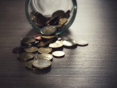 gesammeltes Kleingeld im Glasgef&auml;&szlig;