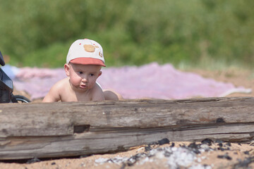 baby in the sand dirty face, bacteria in the mouth, danger of poisoning