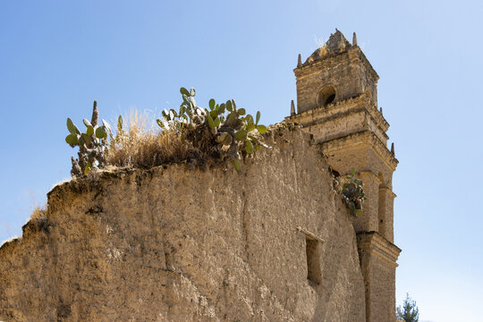 Ruinas de un templo cat&oacute;lico construido de adobes y madera