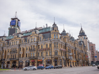Obraz premium historical buildings at the corner of the street in capital kyiv