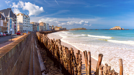 Fort National and beach at high tide, in beautiful walled port city of Saint-Malo, Brittany, France - obrazy, fototapety, plakaty