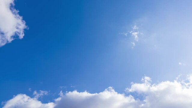 青空に流れるたくさんの白い雲のタイムラプス