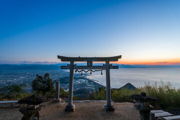 日没後マジックアワーの天空の鳥居 高屋神社