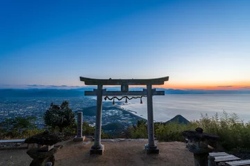 Fototapeten 日没後マジックアワーの天空の鳥居 高屋神社 © sand555