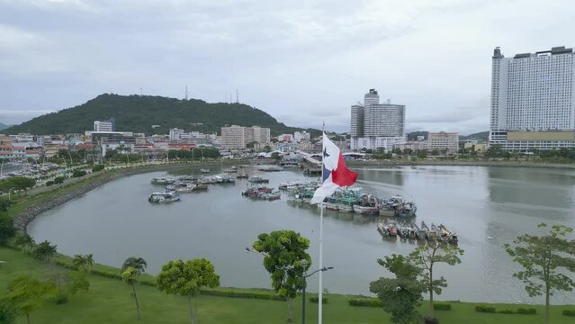 Bandera de la ciudad de Panam&aacute;, sobre la cinta costera con vista al mar modo horizontal