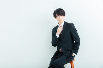 スーツを着たカメラ目線の男性　Business