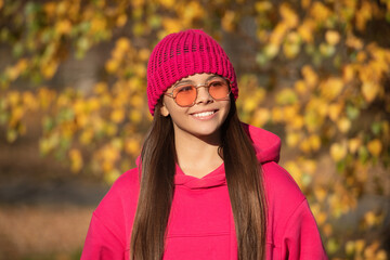 girl in autumn style. teen girl wear sunglasses. autumn fashion girl. trendy and stylish teenager girl. fall fashion style for teen. outfit for the fall style. autumn outdoor. September colors