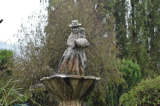Madre cargando a hijo - Talavera