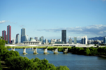 여의도 한강이 흐르고 비지니스 고층 빌딩이 있는 아름다운 도시의...