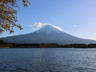Obraz premium 秋の田貫湖からの富士山
