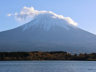 秋の田貫湖からの富士山