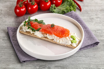 Crispy bread with salmon and cream cheese