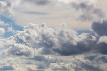 프랙탈이 보이는 아름다운 뭉게구름, 잘 어울리는 대표적인 색의 조합. 파란색과 하얀색
