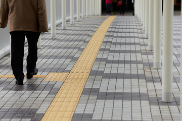 男性、一人、健康、元気、冬、季節、老人、高齢者、高齢化社会、後姿、買い物、街、ライフスタイル、人物、日本人、都市、歩く、散歩、後ろ姿、屋外、日本、通り、アーバン、シティ、人、買物、道、歩行、シニア男性、孤独、寂しい