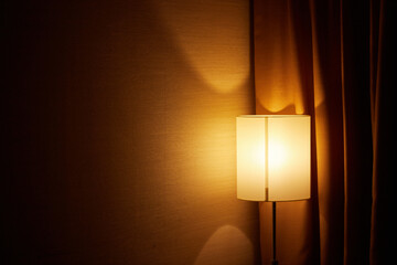 ホテルの客室のベッドのライトの様子 - obrazy, fototapety, plakaty