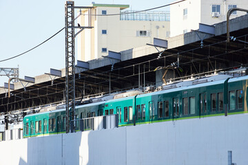大阪市の守口駅の電車と駅の様子