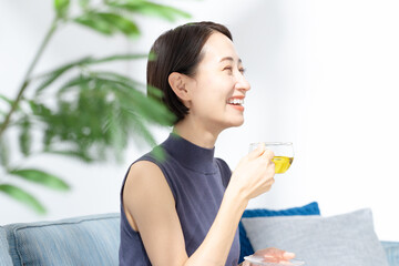 紅茶を飲む女性