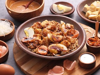 Ketoprak is a traditional Indonesian street food dish. It is a vegetarian dish from Jakarta, consisting of tofu, vegetables, rice cake, and rice vermicelli served in peanut sauce. 