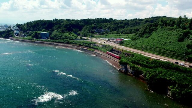 ドローンで空撮した富山県の雨晴海岸を走る電車（Drone View of Japanese Train 4K）